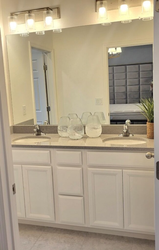 Building Photo - 3bed/2.5 Bths Townhome in Fishhawk. Lots o...