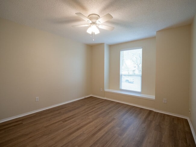 Building Photo - Charming 2-Bedroom Home with Versatile Lof...