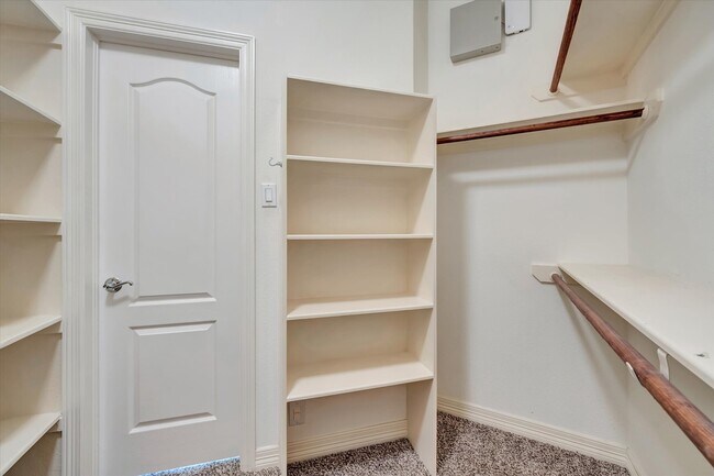 Building Photo - 2421 Baycrest Dr