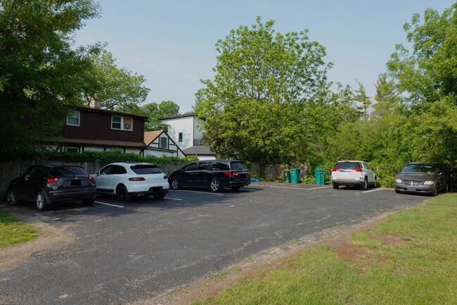 Building Photo - 260 N Slusser St