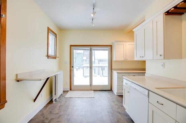 Building Photo - 807 Snelling Ave N