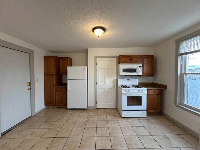 Building Photo - 23 Elm St