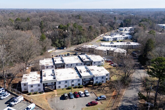 Building Photo - Spacious, affordable two bedroom townhouse just minutes from shopping and dining in Gastonia!