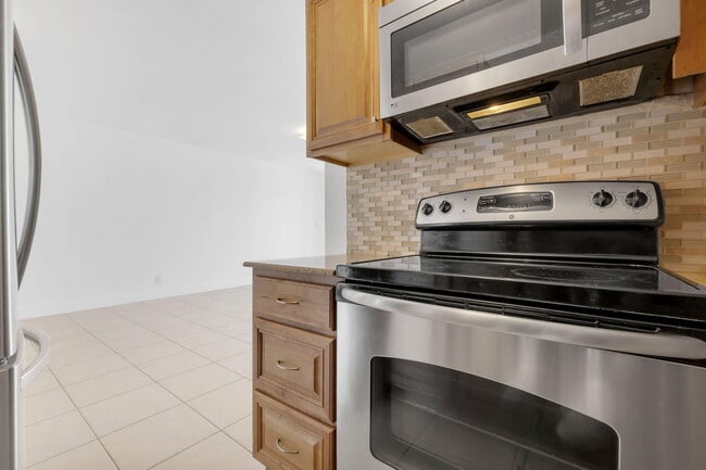 Building Photo - 2970 NE 16th Ave