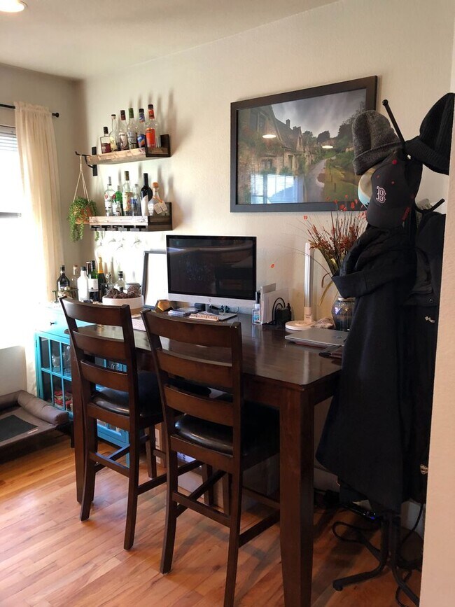 Building Photo - Charming 2br 1.5ba Two Level Condo in Dist...