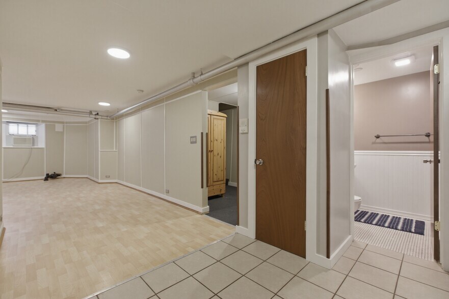 Building Photo - 6645 N Greenview Ave