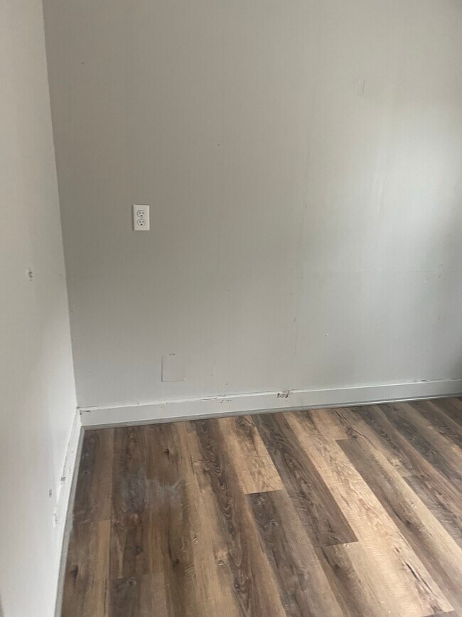 Building Photo - 362 W 4th St