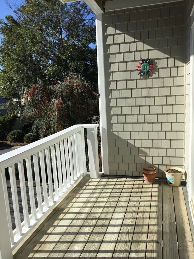 Building Photo - Furnished Condo In Southport - All Utilities Included - 3 month lease only