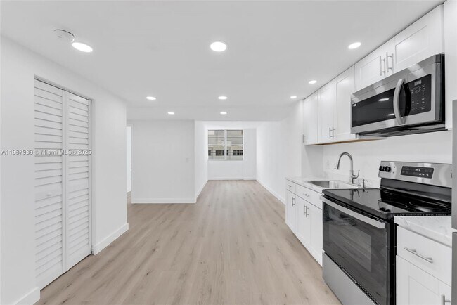 Building Photo - 801 Brickell Bay Dr