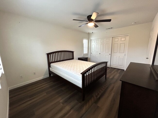 Building Photo - AVAILABLE NOW!! Fully Furnished 5 Bedroom 2.5 Bathroom Two Story Home in Beaumont!!