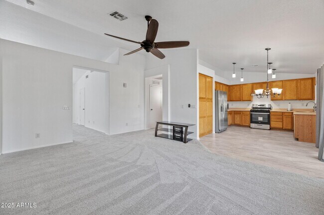 Building Photo - 1250 W Canary Way