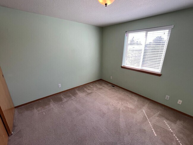 Building Photo - Large 3 Bed/2.5 Bath Located in Providence Neighborhood
