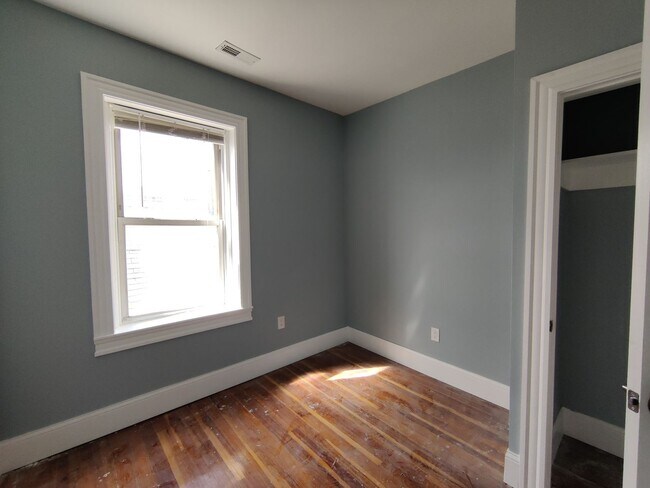 Building Photo - Brand New Unit, Central Heat, AC, In-Unit ...