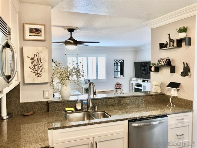 Building Photo - 7545 Charmant Dr