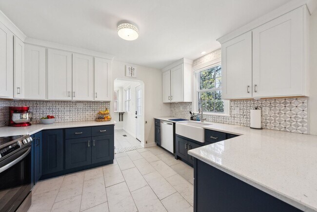 Building Photo - Spacious & Renovated Rental Home on Oversi...