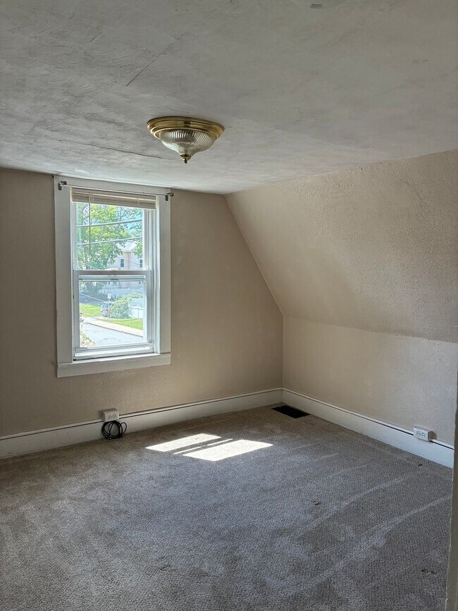 Building Photo - 1 bed 1 bath overlooking Quinebaug River
