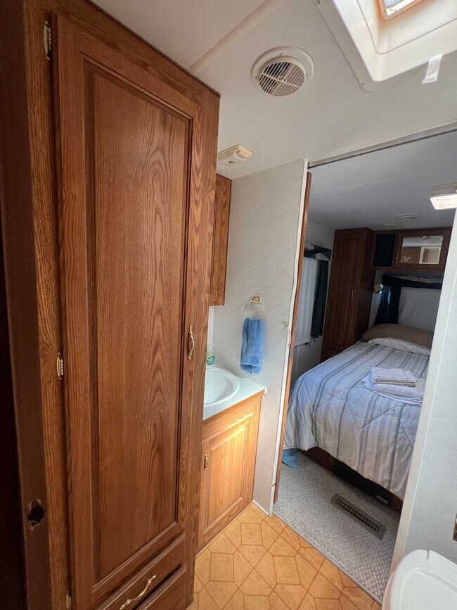 Building Photo - SHORT TERM FOOTHILLS RETREAT!