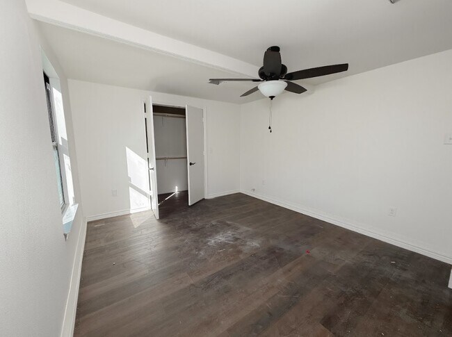 Building Photo - 1512 W Day St