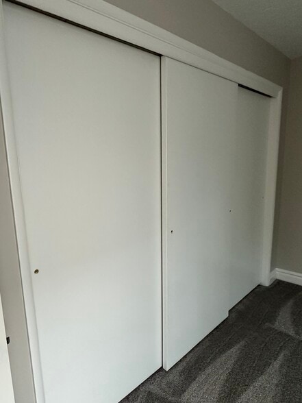 Bedroom - large triple-hung closet - 73 F St E