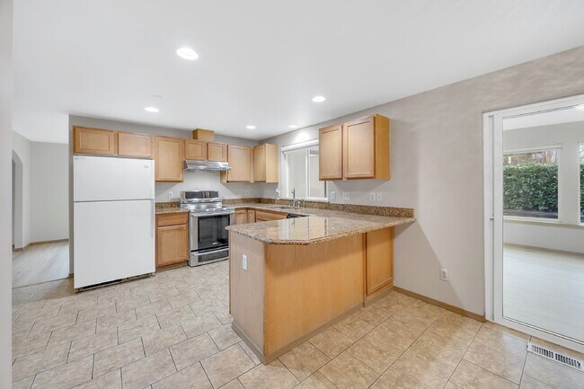 Building Photo - NO SHOWINGS AT THIS TIME~ 5 Bedrooms ( one brm is on main floor) and 4 bathrooms (2 are on main f...