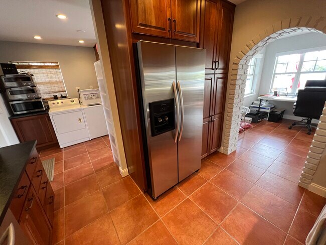 Building Photo - 1653 Poinsettia Dr