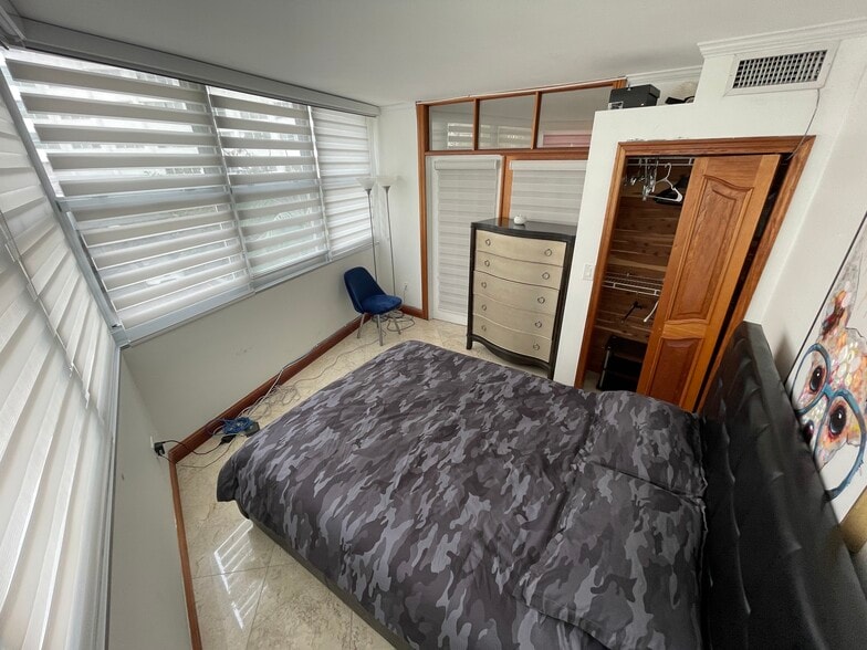 Building Photo - 999 Brickell Bay Dr