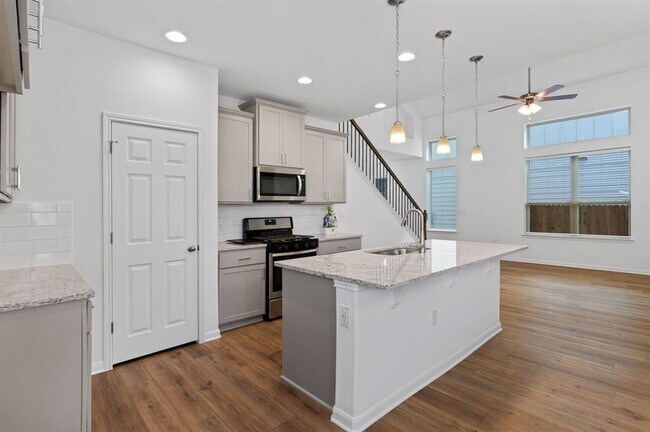 Building Photo - 348 Rend Dr