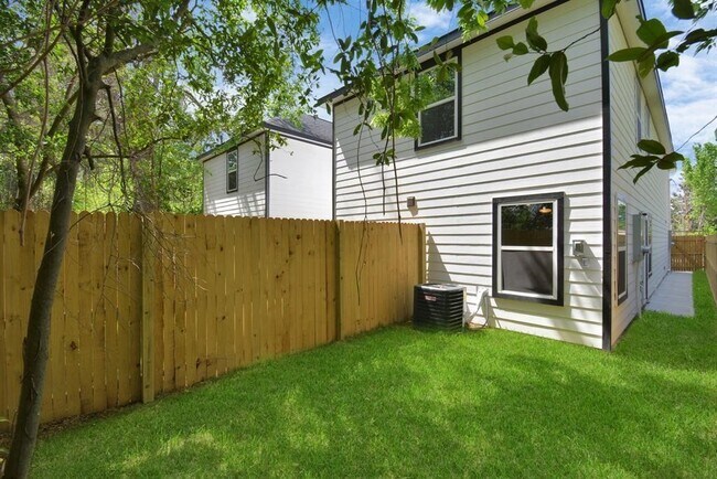 Building Photo - 7413 Shotwell St