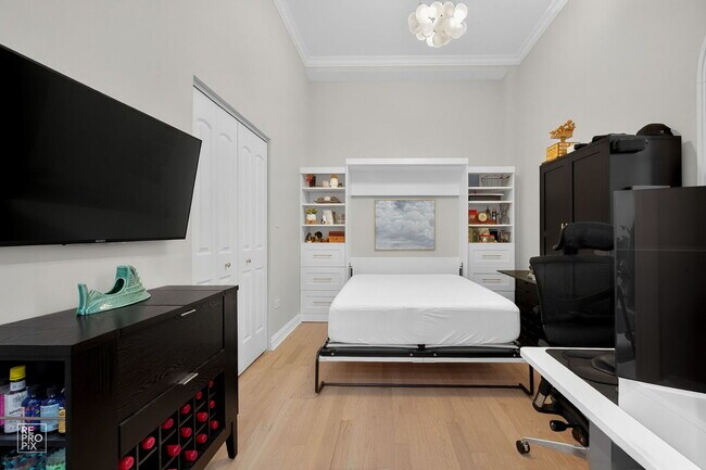 Building Photo - 1526 W Monroe St