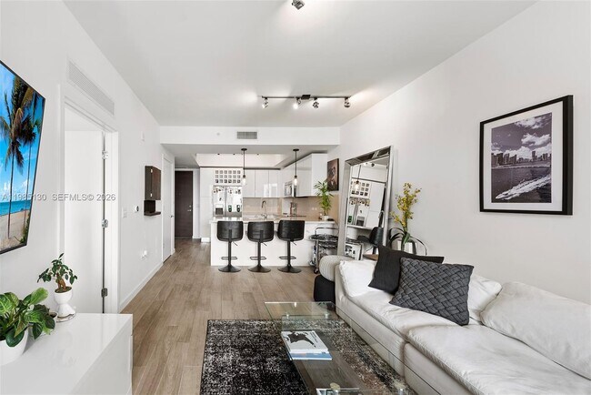 Building Photo - 999 SW 1st Ave