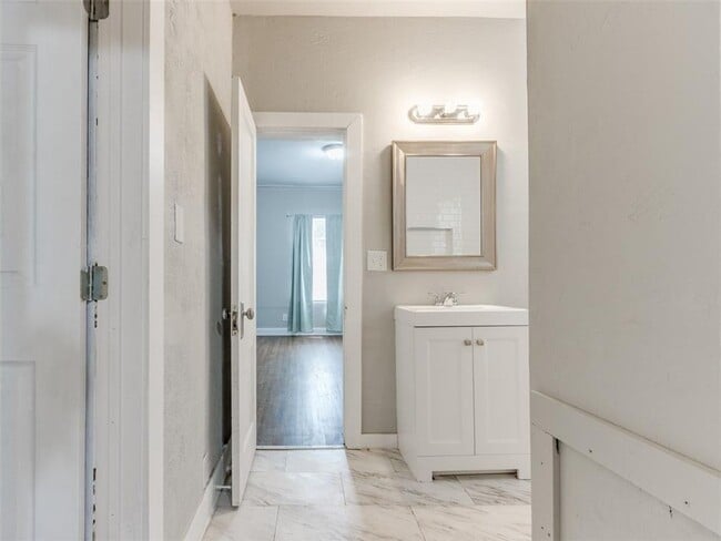 Building Photo - Charming Updated Bungalow in the Heart of Shawnee!