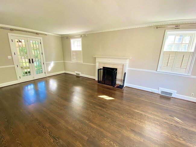 Building Photo - Stunning 4 Bed/3.5 Bath Historic Home - Be...