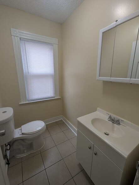 Building Photo - 48 Pond St