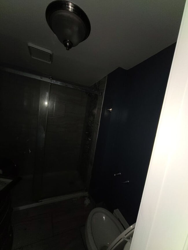 Building Photo - Come check out this cute and cozy house!