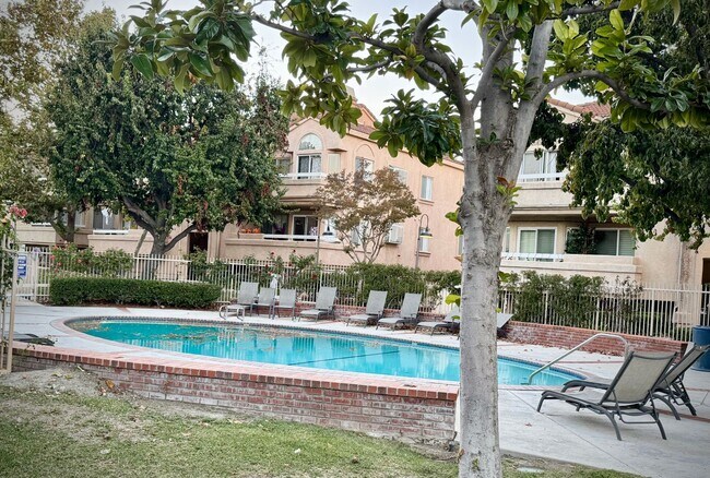 Building Photo - Spacious 3 bedroom condo