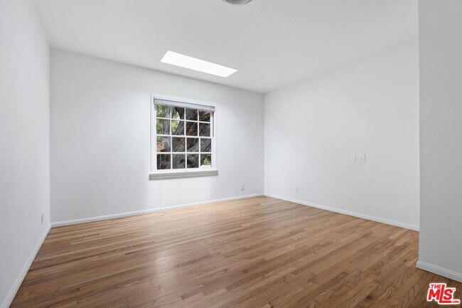 Building Photo - 202 S Saltair Ave