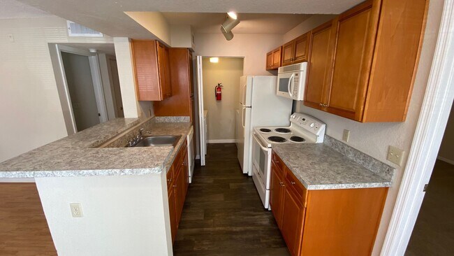 Building Photo - 2br/2ba Tradewinds Condo with Wood Floors ...