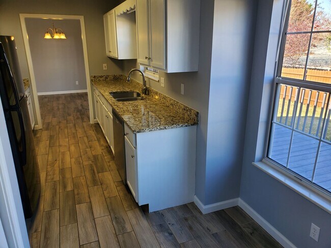 Building Photo - Maryville 37804 - 3 bedroom, 2 bedroom home - Call Karen Robertson (865) 454-7626