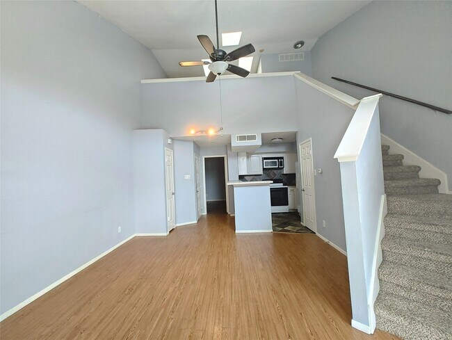 Building Photo - 10855 Meadowglen Ln