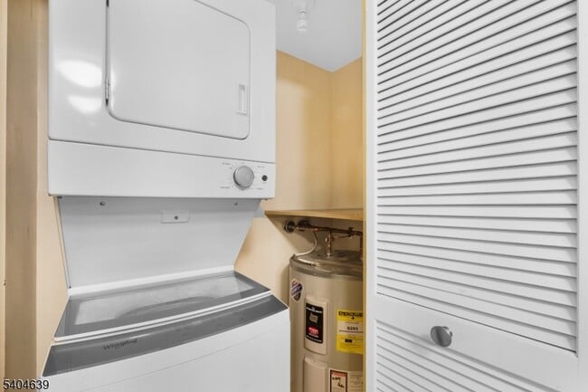 Building Photo - 300 Main St