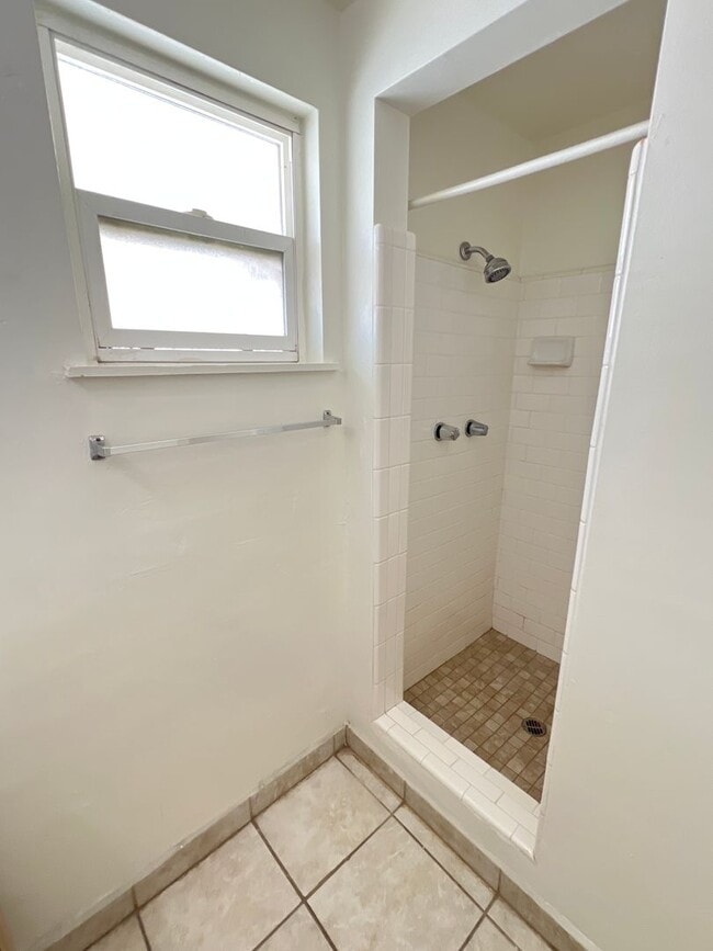 Building Photo - Northeast