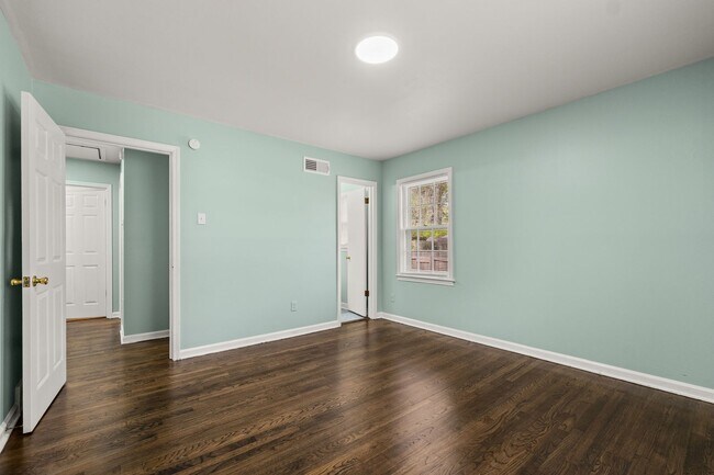 Building Photo - Renovated 4 Bedroom 1.5 Bath Home