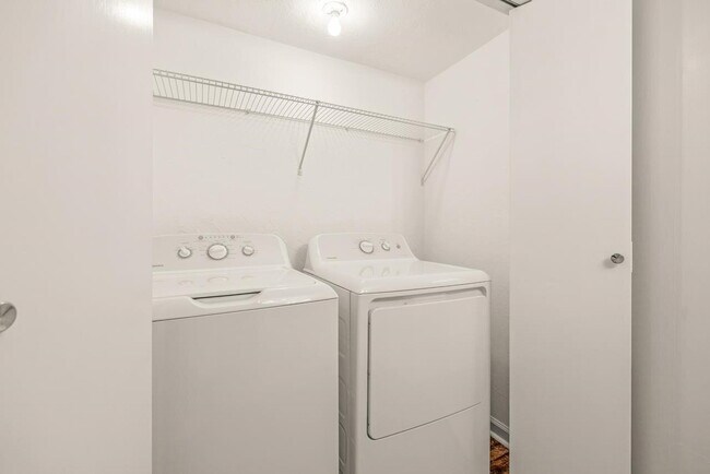 Building Photo - Two Bedroom Apartment on Blairstone Road