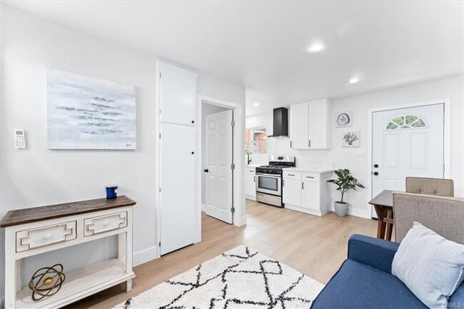 Building Photo - 1 Bedroom 1 Bath Detached House for Rent in Uptown Whittier