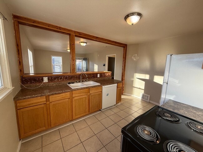 Building Photo - Two bedrooms, one quarter bathroom home, pet friendly, central air!