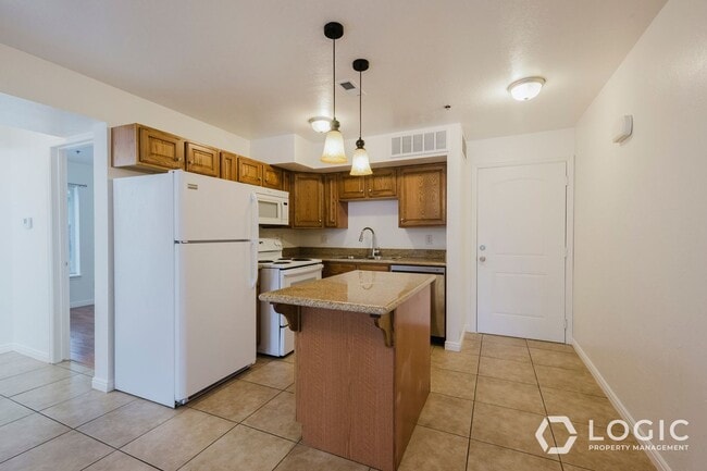 Building Photo - 1044 E 400 S