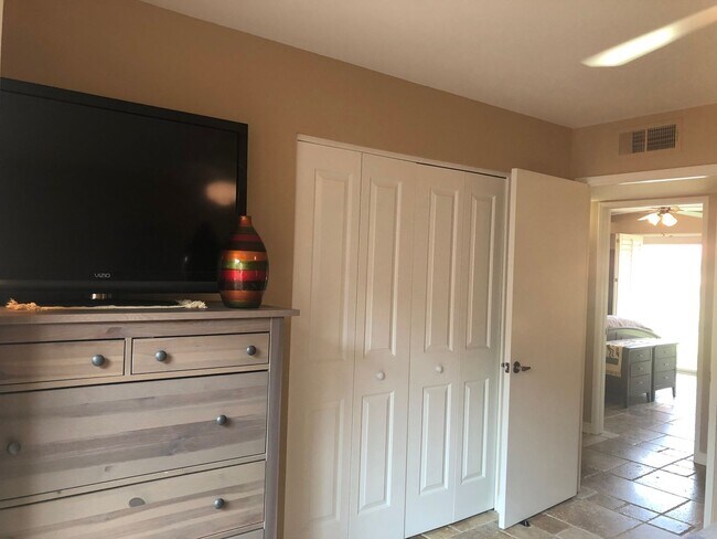 Building Photo - Perfect & Newly Updated Vacation Home, 45+ Active Adult Community. Available May through October2026