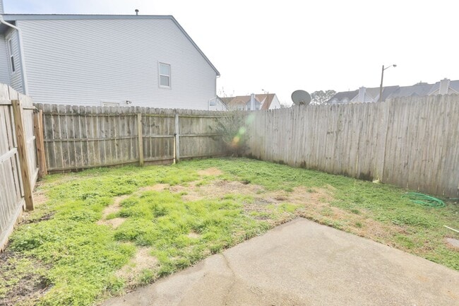 Building Photo - Beautifully Updated Townhome In Ocean Lake...