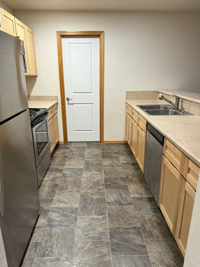 Building Photo - Newer Home in Summerset
