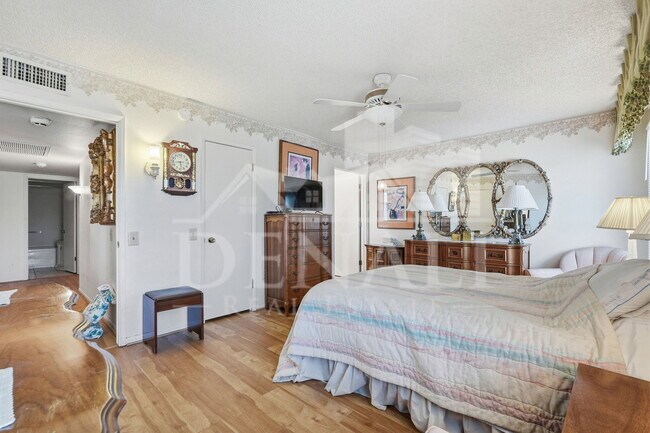 Building Photo - 9807 W Mockingbird Dr